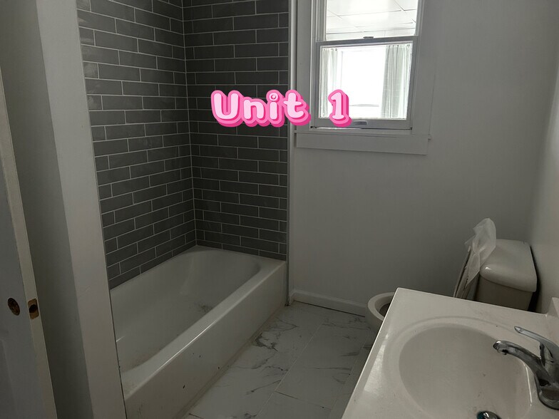 Building Photo - 105 Storrs St