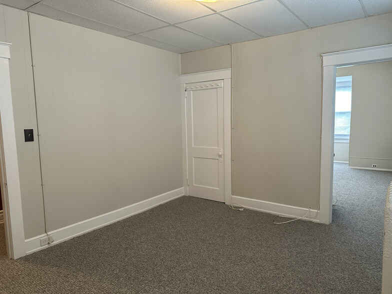 Building Photo - 637 5th Ave