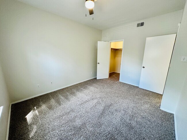 Building Photo - Charming 2 Bed 2 Bath Condo with Nature Vi...