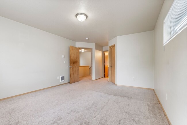 Building Photo - 4 bed, 2.5 bathroom House available