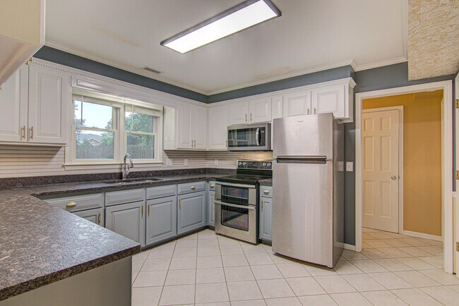 Building Photo - 2315 Treetop Ln