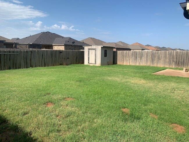 Building Photo - Available NOW! 3 Bedroom 2 bath 2 car garage in Fox Ridge!