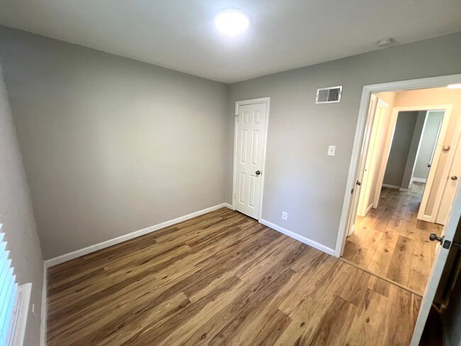 Building Photo - Updated Spacious 3 Bedroom 1 Bath  - Prese...