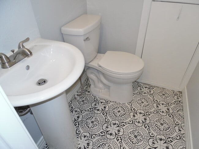 Building Photo - Total Remodel Townhome-Like Unit in Berkel...