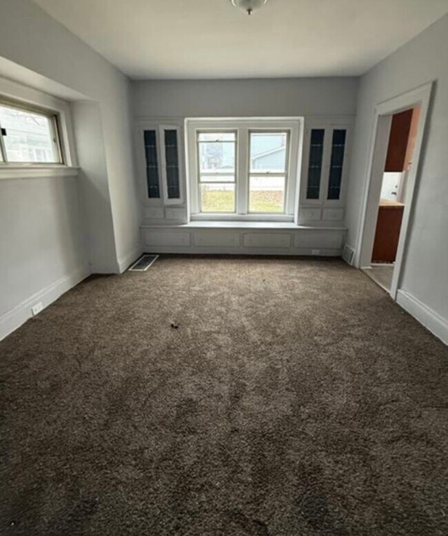 Building Photo - 3bd Single Section 8