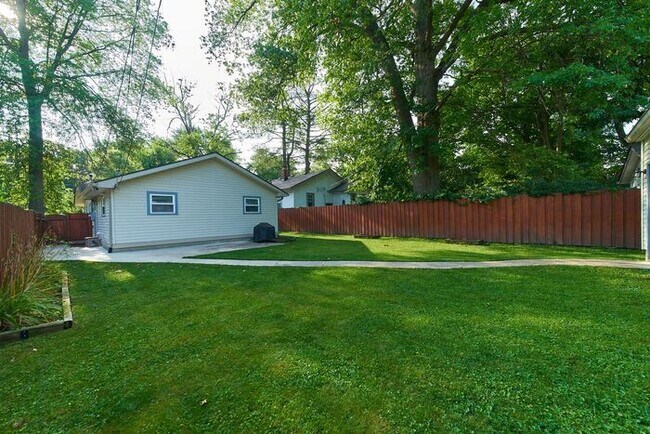 Building Photo - Charming 2 Bed Bungalow in Great SoBro Location!