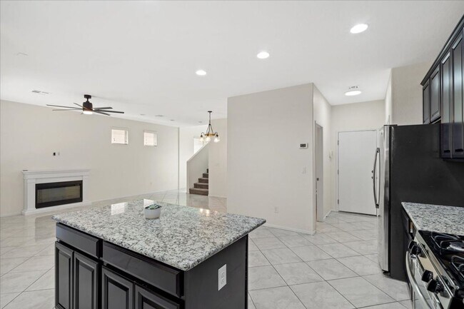 Building Photo - Gorgeous 3 Bed 2.5 Bath Home with Modern Feel