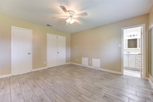 Building Photo - 3702 Royal Manor Dr