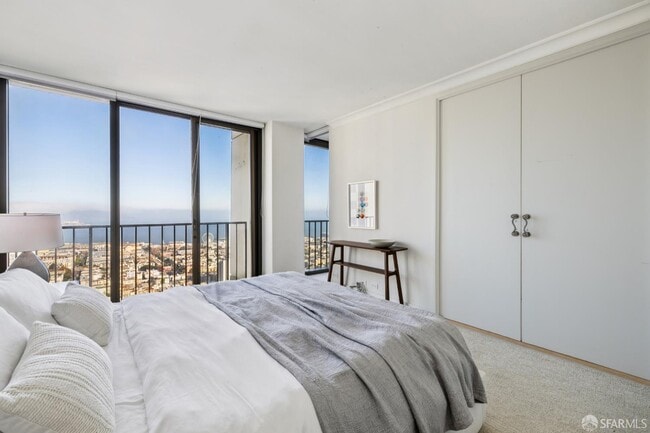 Building Photo - 999 Green St