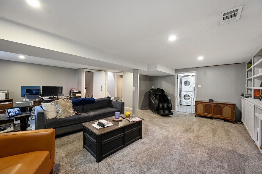 Building Photo - 205 SW Craigmont Dr