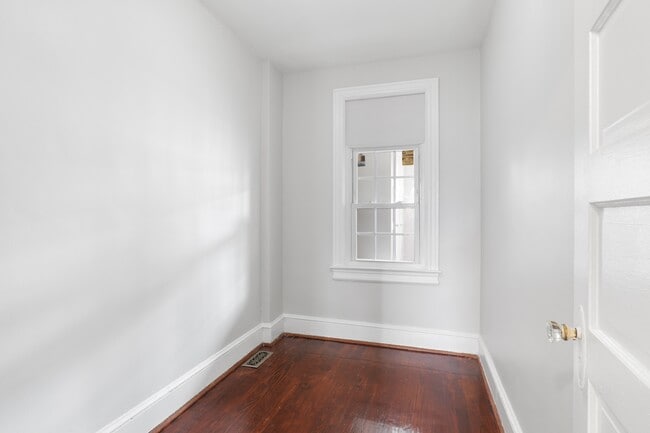 Building Photo - 209 Douglas St NE