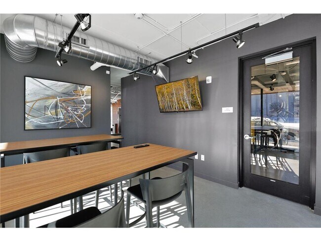 Building Photo - 401 University Ave SE
