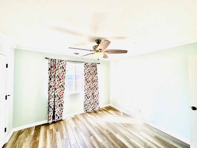 Building Photo - Welcome To Your Upgraded Oak View Home!