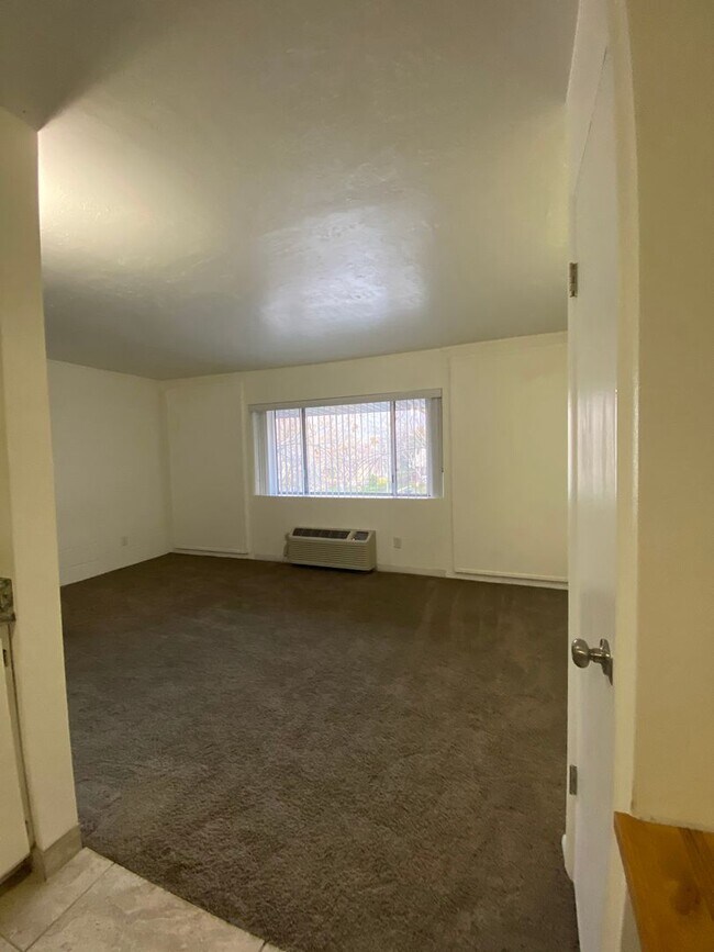 Building Photo - Studio Apartment - Available August 18th