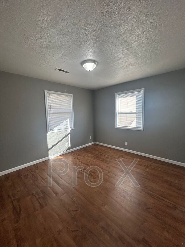 Building Photo - 405 Park St