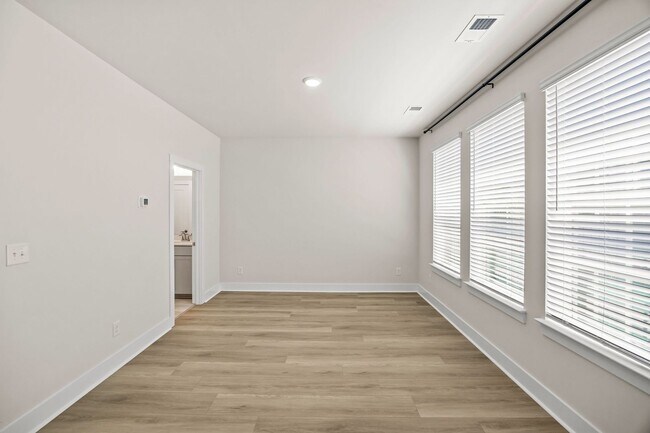 Building Photo - 3213 Zenith Ln