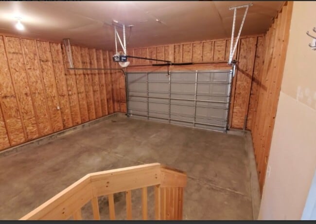 Building Photo - 3 bedroom 2 bath townhome