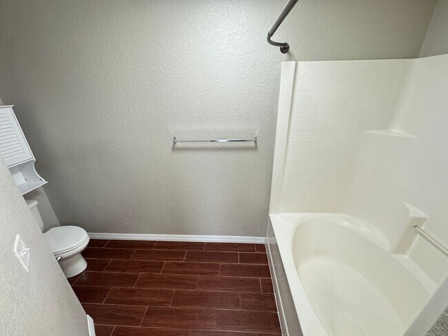 Building Photo - Spacious 4 Bedroom / 3 Bathroom Home in Davenport