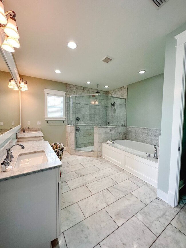 Building Photo - New, exclusive 3200 sq ft 4 bedroom/3.5bat...