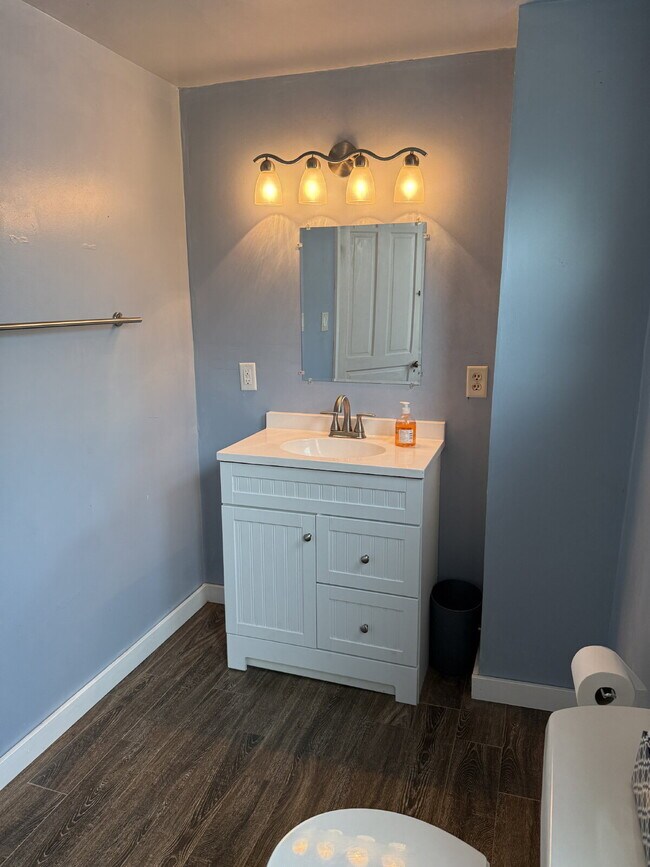 Building Photo - Charming 4 Bedroom Home with 2 Full Baths in Grand Rapids
