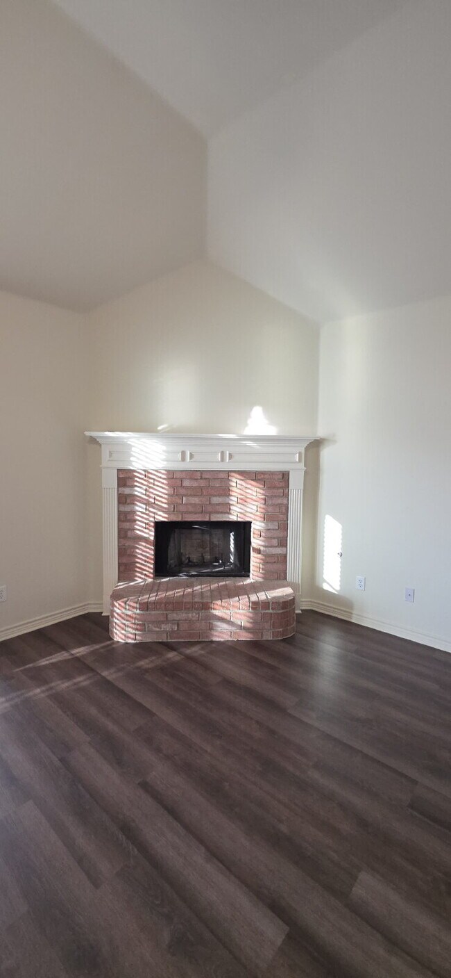 Building Photo - Recently remodeled 4 bedrooms, 3 bathrooms and move-in ready!