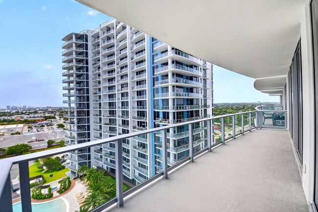 Building Photo - 220 Lake Shore Dr