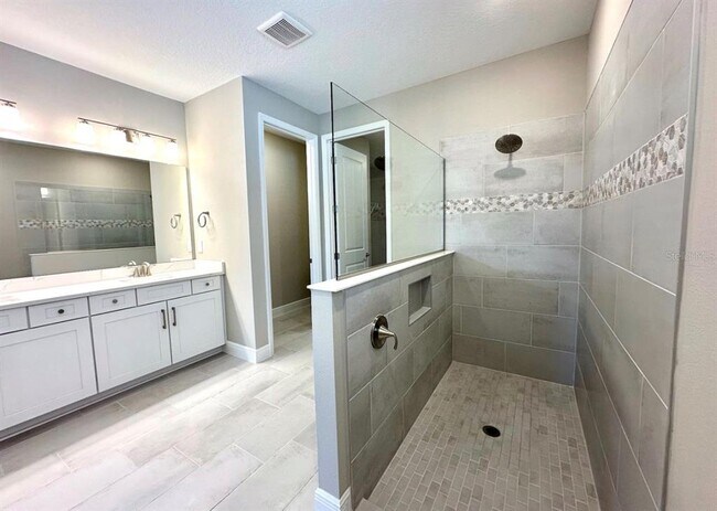 Building Photo - 2122 Divot Dr