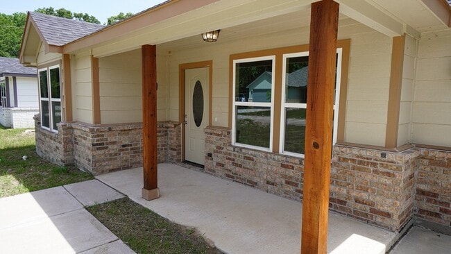 Building Photo - 800 Hemlock Dr