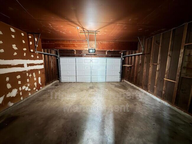 Building Photo - 11050 Linnell Dr