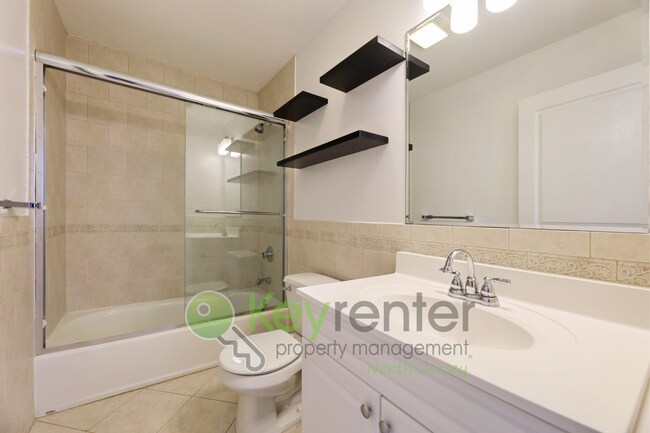 Building Photo - Top-Floor 2BR/2BA Condo with NYC Views + P...