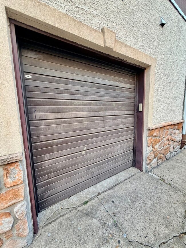 Building Photo - 3 bed 2.5 bath in Port Richmond with Garag...