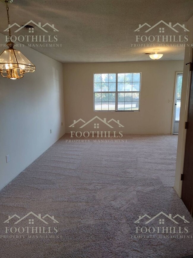 Building Photo - 105 Teakwood Dr