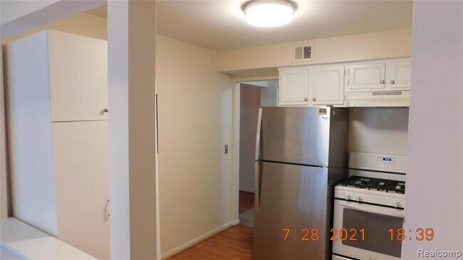 Building Photo - 444 N Fox Hills Dr