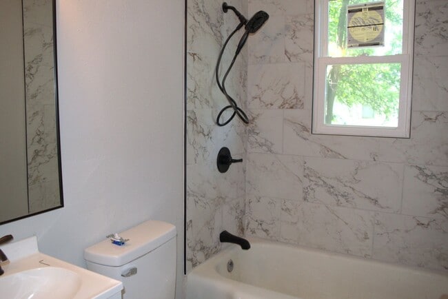 Building Photo - Great 2 Bed 1 Bath House!