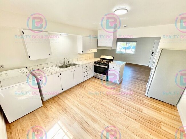 Building Photo - Charming 2-Bedroom 1 Bath fenced yard with...