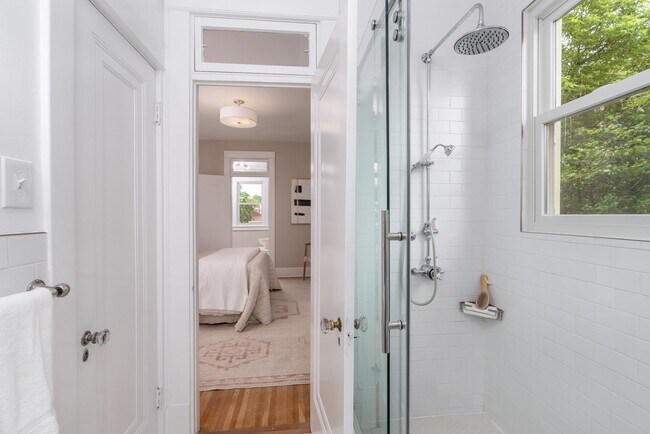 Building Photo - Charming Townhome | 5 Bed | 3.5 Bath | 3,300 Sf | Covered Front Porch & Large Fenced-In Backyard ...