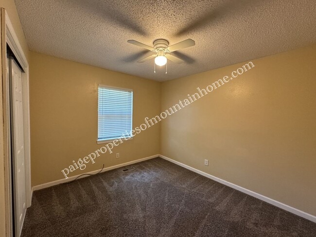 Building Photo - 3 bedroom, 1 bath Home