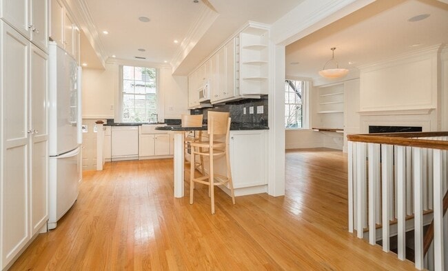 Building Photo - 64 Mt Vernon St