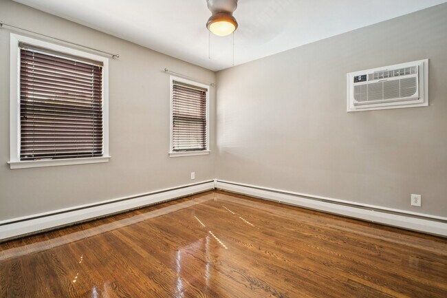 Building Photo - 862 Dewey St