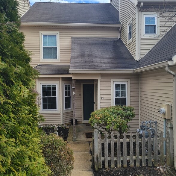 Building Photo - 84 Woodlake Dr