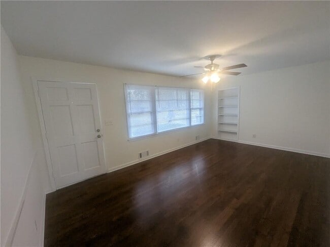 Building Photo - 409 Samaritan Dr