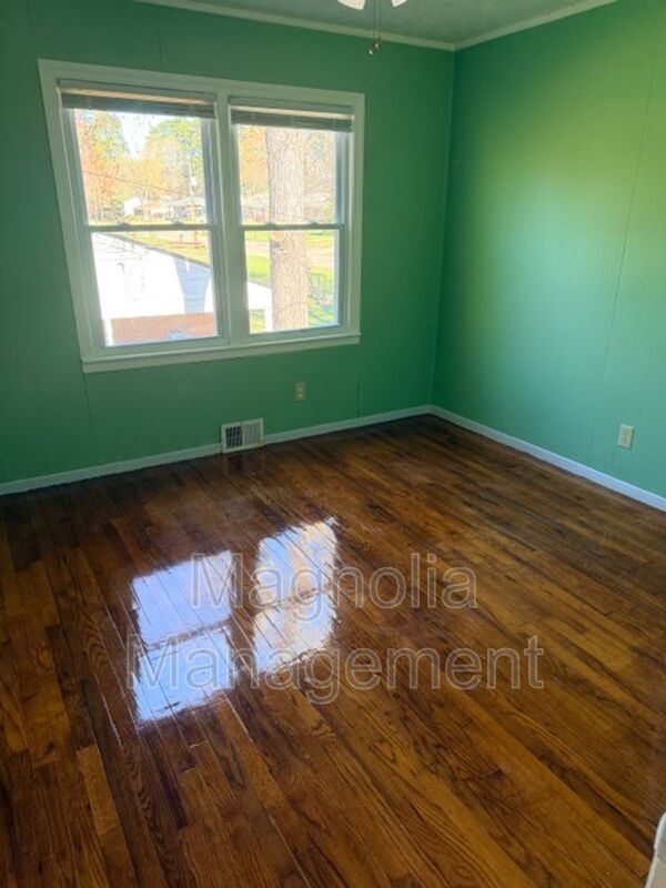 Building Photo - 1217 Oakridge Ave