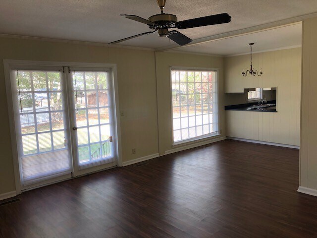 Building Photo - 1002 Selkirk Dr