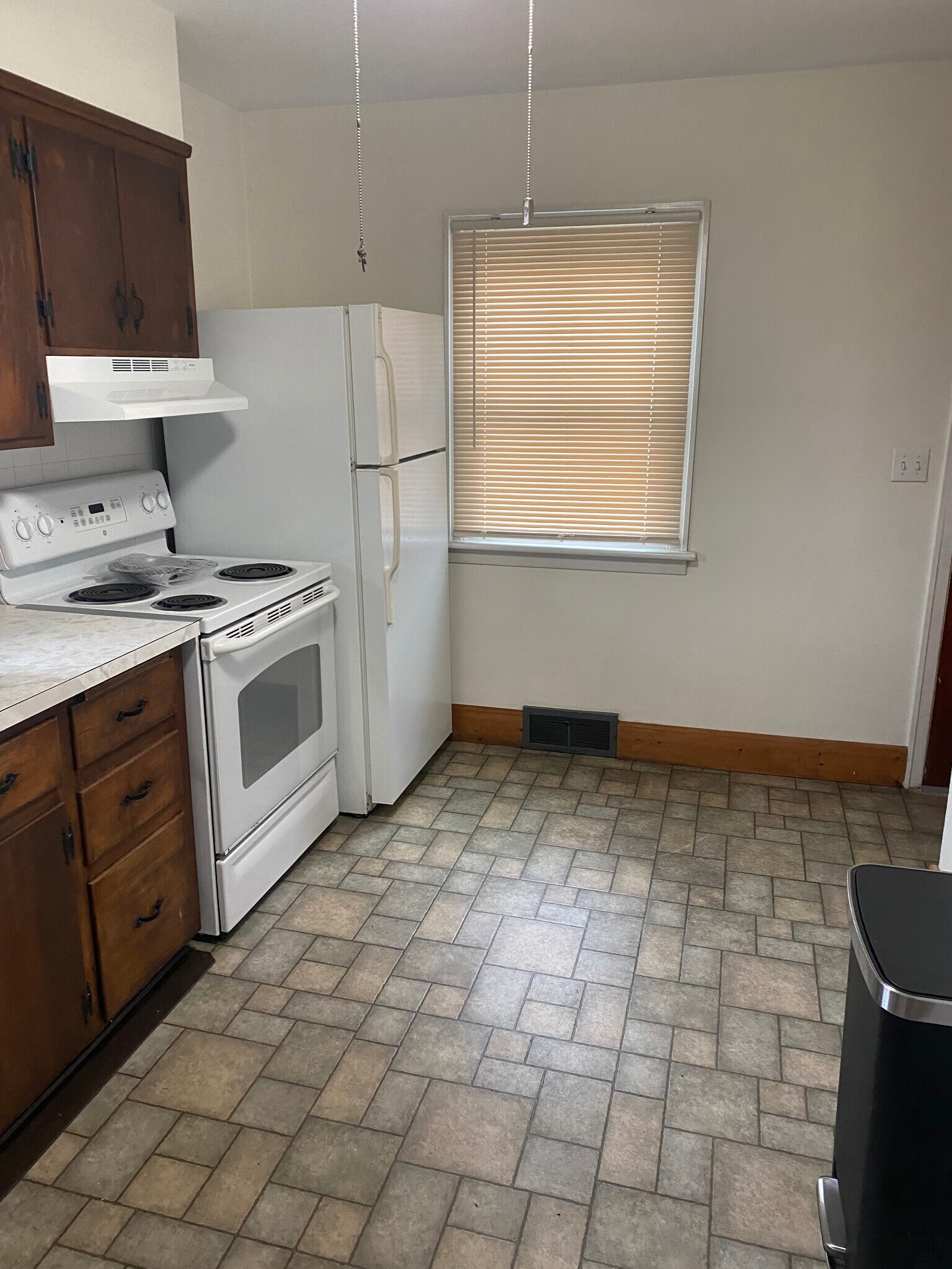 Building Photo - 41 E 2nd St