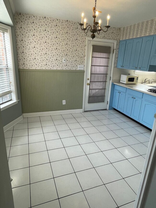 Building Photo - Spacious 4BD Home in Metairie, with Driveway and HUGE Fenced in Backyard