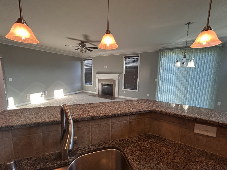 Building Photo - 427 Rockcrest Way