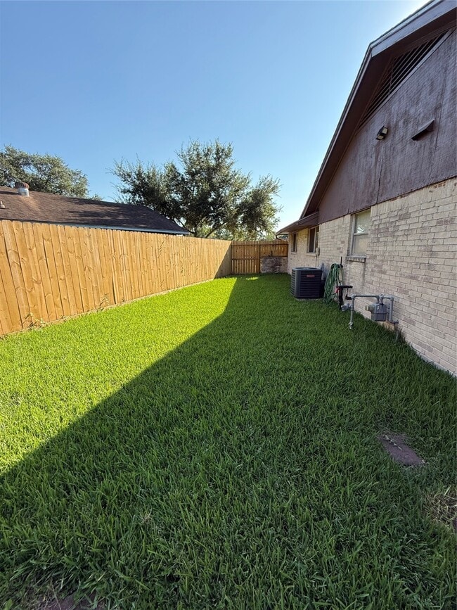 Building Photo - 10423 Sagemeadow Ln