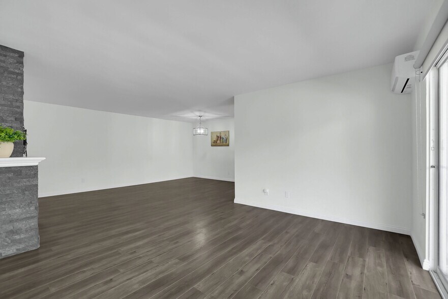 Building Photo - 2223 S Bentley Ave