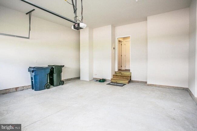 Building Photo - 665 Levering St