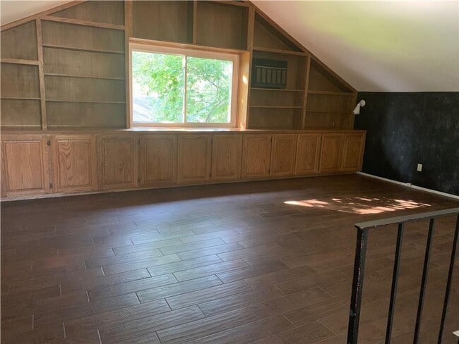 Building Photo - Oak Forest Charm Three Bedroom/2 Bath Avai...